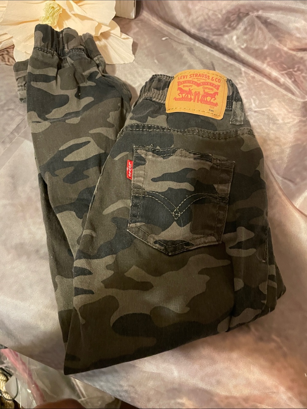 Levi's Kids Camo Elastic-Waist Sweatpants in Olive & Black